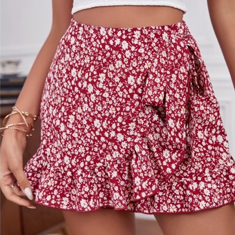 FLORAL PRINT RUFFLED HEM SIDE TIE HIGH WAISTED SKORT NWOT